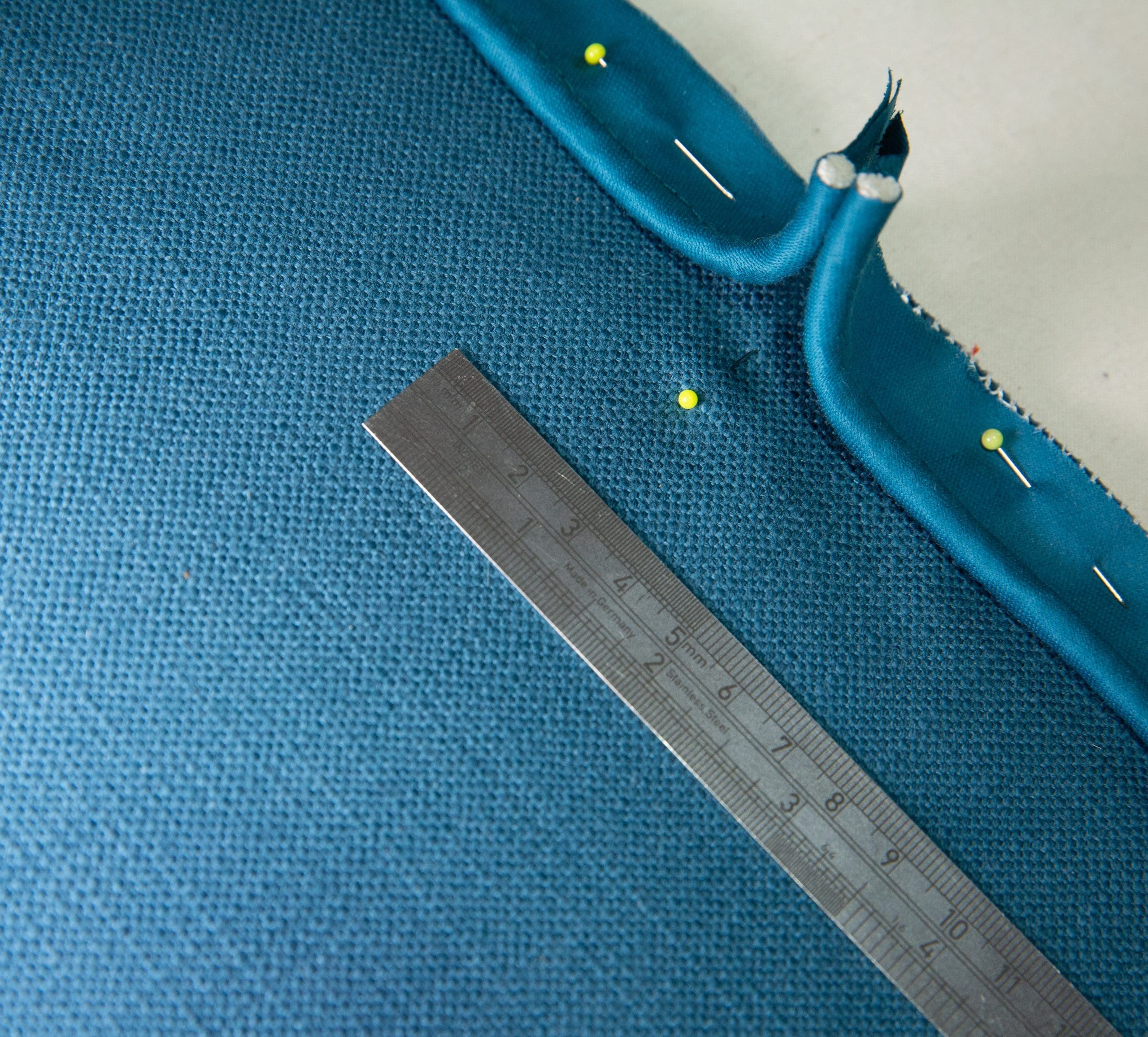 <strong>Video Tutorial</strong> How to join piping cord on a cushion